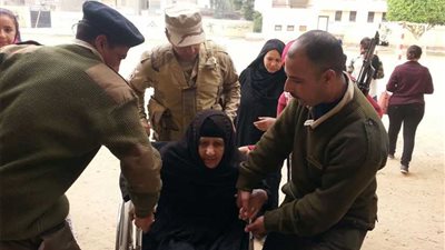 قوات التأمين تحمل 