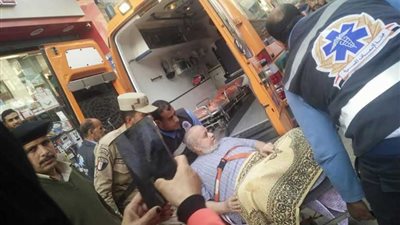 مريض يستعين بالإسعاف للإدلاء بصوته في طنطا