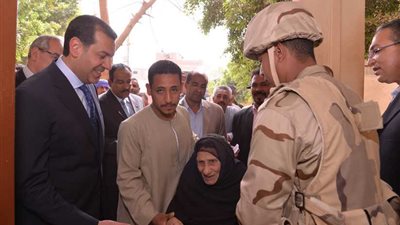 محافظ أسيوط يصطحب 