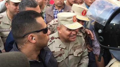 وزير الدفاع يتفقد اللجان الانتخابية بطنطا ويتحدث مع الناخبين (صور)