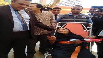 بالفيديو.. مسنة تتجاوز 100 عام تطلب نقلها من المستشفي إلى لجان الأقتراع