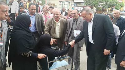 بالصور.. جولة لمحافظ الجيزة على عدد من اللجان الانتخابية