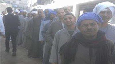 طوابير كثيفة أمام لجان القرى بالمنيا