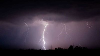 رياح وبرق وأمطار ببعض المناطق بالقاهرة