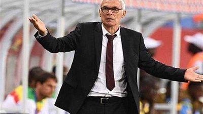 كوبر يتعرض لأزمة صحية بعد الهزيمة على يد اليونان