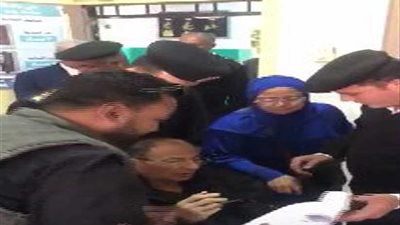 بالفيديو.. الشرطة تساعد مسن في الإدلاء بصوته بالسلام