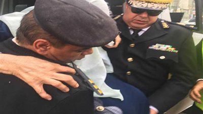الشرطة في خدمة الناخبين.. تنقل سيدة مسنة من مسكنها إلى لجنتها بروض الفرج