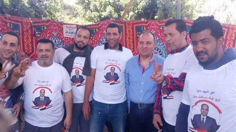 نائب يوزع تي شيرتات