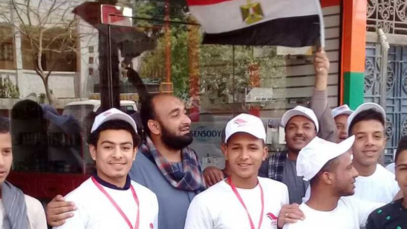 الأهالي يتوافدون