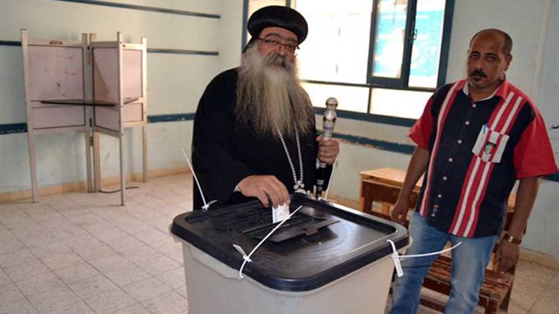 أسقف دشنا يدلي بصوته