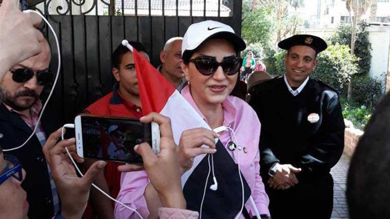 وفاء عامر تدلي بصوتها