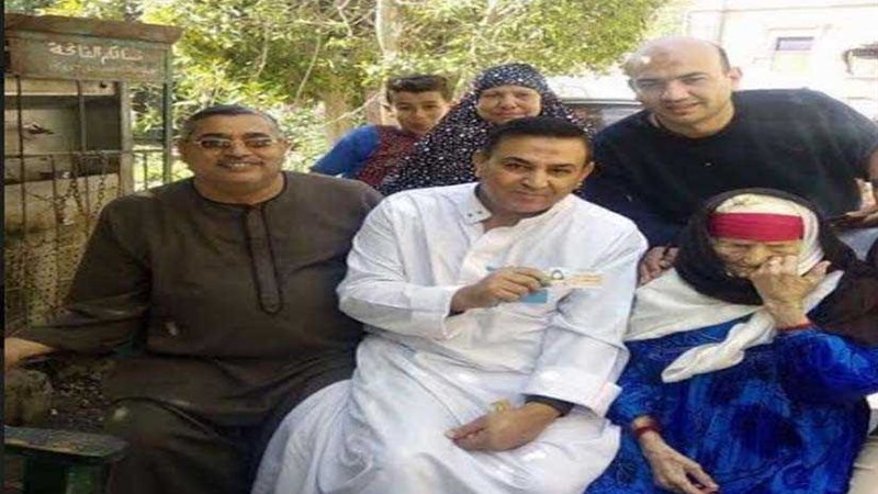 معمرة تصوت بانتخابات