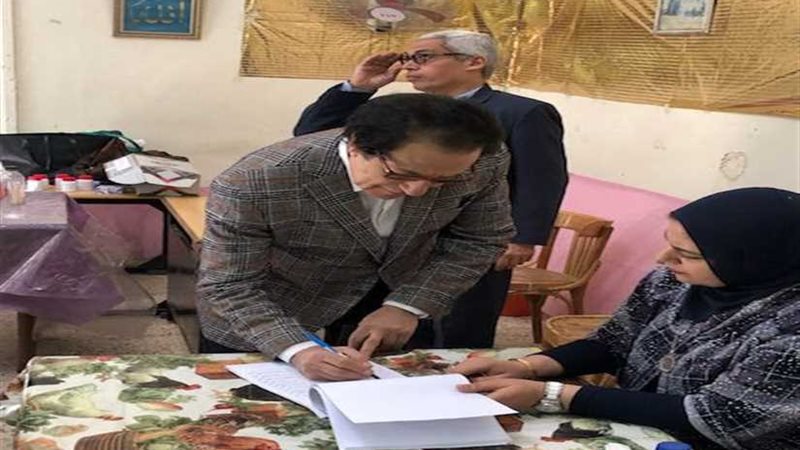 فاروق حسني يدلي بصوته