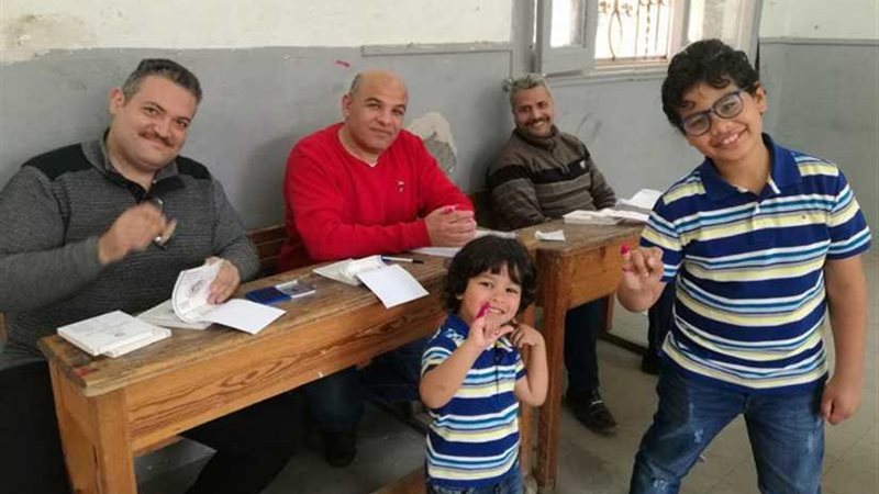 أطفال يشاركون ​آ​با​ء​هم