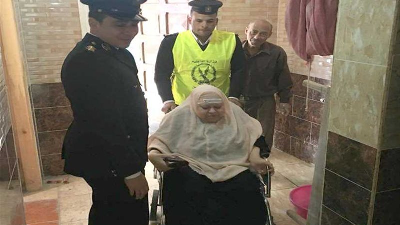 الحاجة عزيزة.. قصة