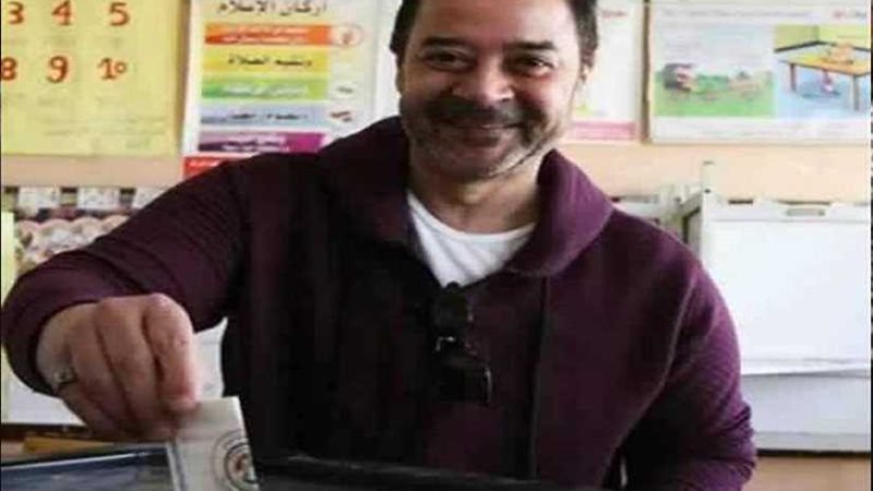 نجوم الفن يدلون بأصواتهم