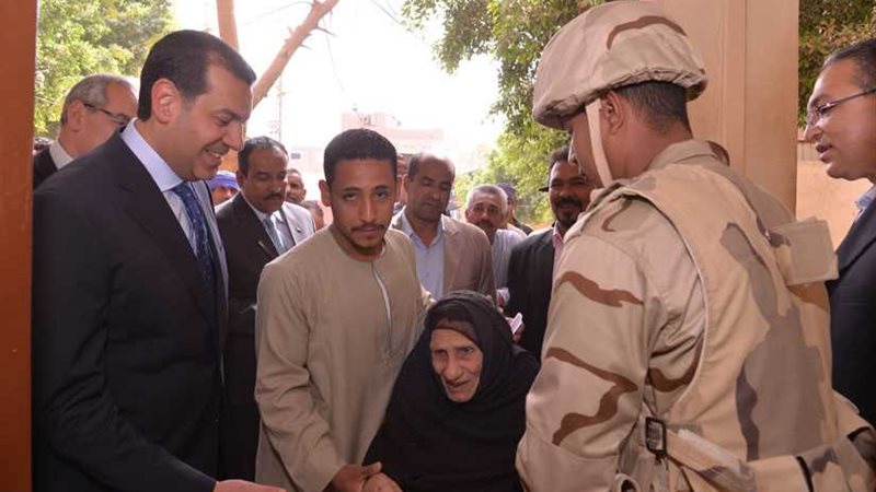 محافظ أسيوط يصطحب