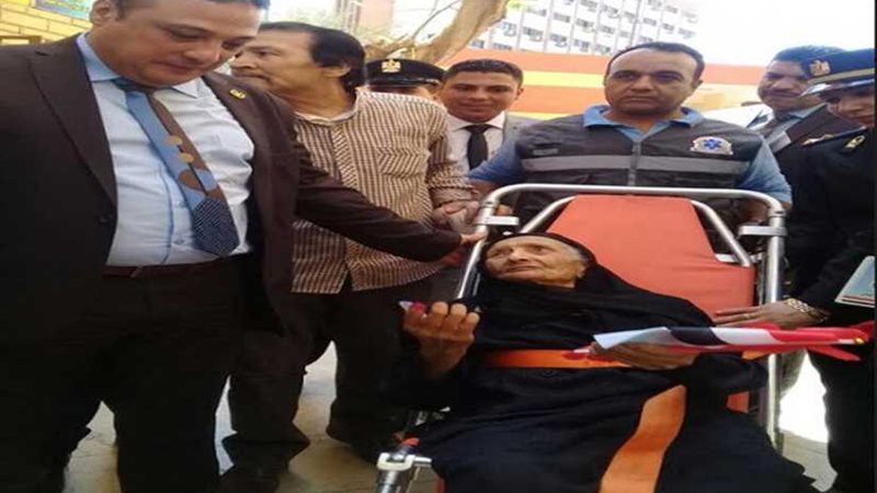 بالفيديو.. مسنة تتجاوز