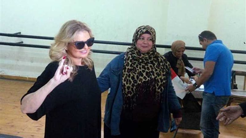 يسرا تدلي بصوتها