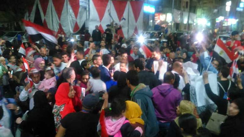 حشود بمحيط اللجان