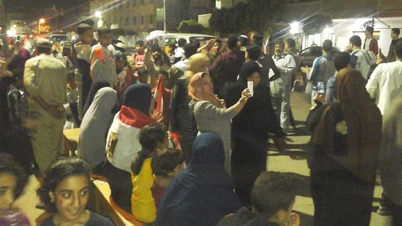 حشود أمام اللجان