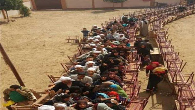 أهالي الميمون يصفعون