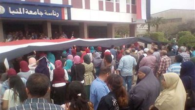 جامعة المنيا تنقل الناخبين إلى اللجان