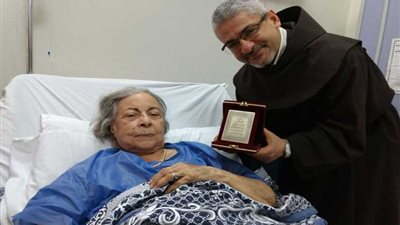 الأب بطرس دانيال يزور الفنانة آمال فريد