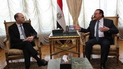 وزير الاتصالات يبحث مع (فودافون) العالمية زيادة الاستثمارات في مصر