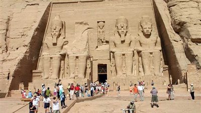 معبد أبوسمبل يستقبل ألف سائح عقب تحسن الأحوال الجوية