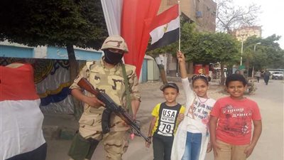 أطفال حلوان يقدمون التحية لرجال القوات المسلحة باللجان