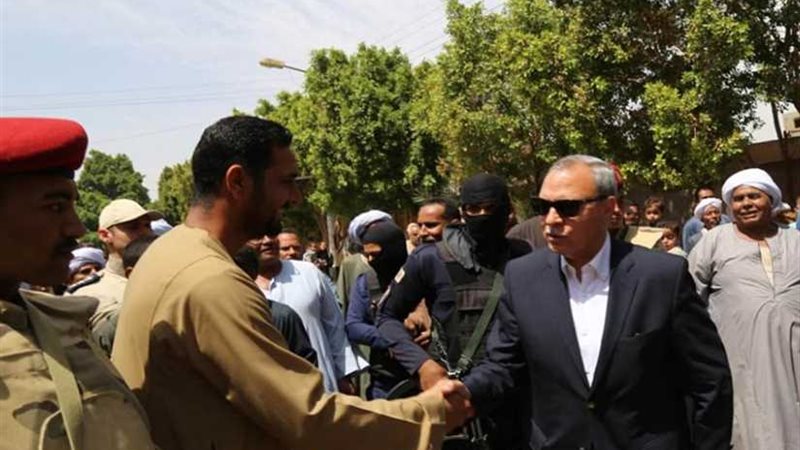 محافظ قنا يتفقد اللجان