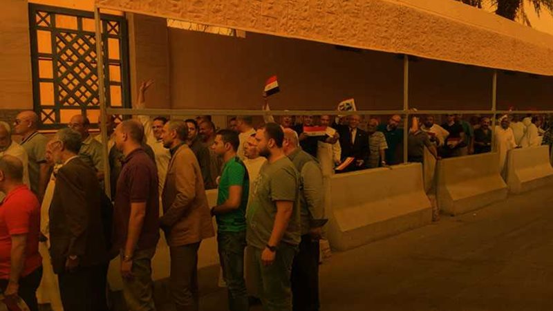 حشود الناخبين تسابق