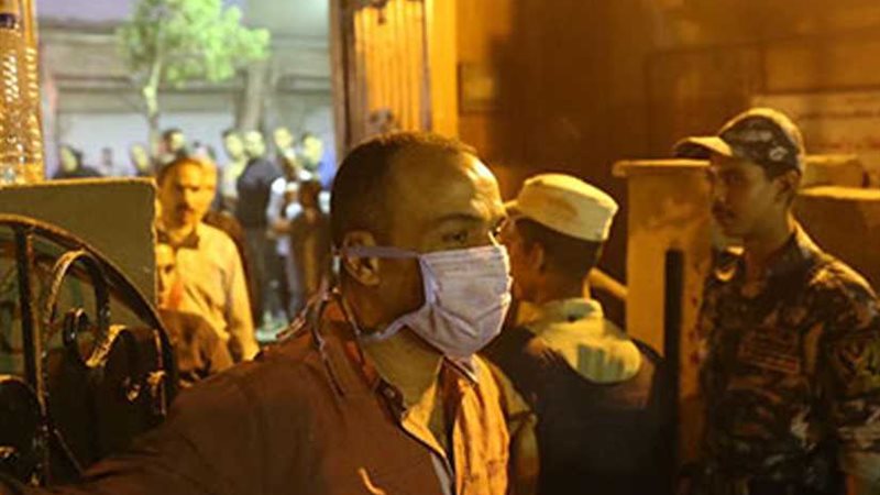 بالكمامات والمناديل