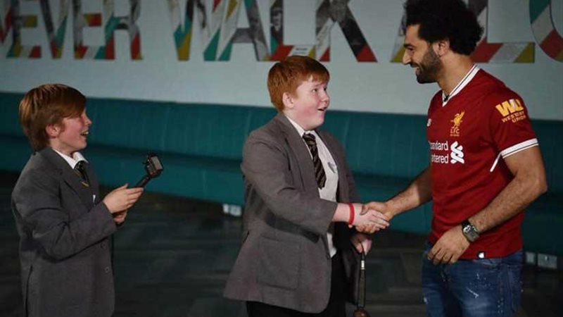 صلاح يفاجئ 20 طفلًا