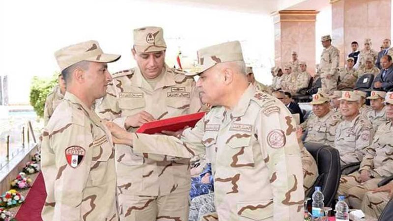 وزير الدفاع يكرّم