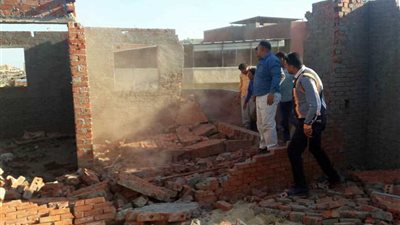 إزالة 10 تعديات بالبناء في دمنهور (صور)