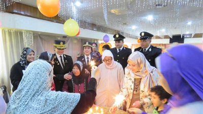 أبناء الداخلية يزورون المسنات