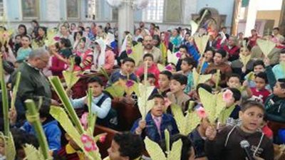 آلاف الأقباط يؤدون قداس الشعانين بأديرة البحيرة