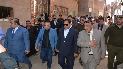 محافظ الغربية يزور مريضًا أصر على المشاركة الانتخابية في قطور