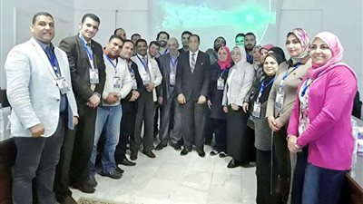 رئيس جامعة دمنهور يكرم مدربي دورة نشر البحوث العلمية