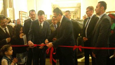 وزير الآثار يفتتح معرض 