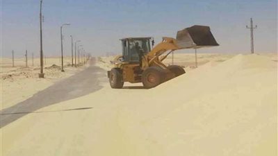 أبو قرقاص ترفع الكثبان الرملية من الطرق عقب العاصفة