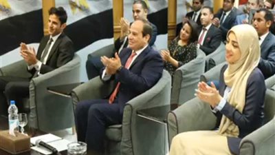 السيسي يتابع نتائج الانتخابات من مقر حملته (فيديو)