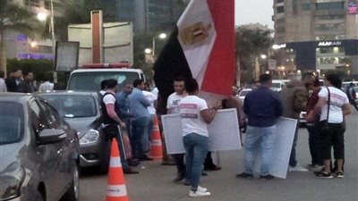 توافد المواطنين لميدان مصطفى محمود احتفالا بفوز 