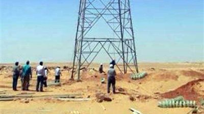 كهرباء أسوان : إعادة تركيب أبراج الضغط العالي التي سقطت بطريق توشكى أبوسمبل
