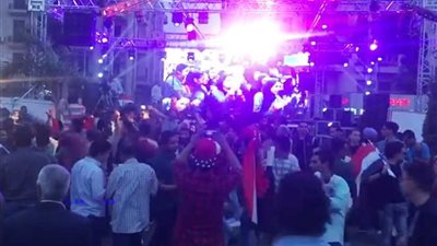 احتفالات المصريين في ميدان روكسي بفوز السيسي (فيديو)