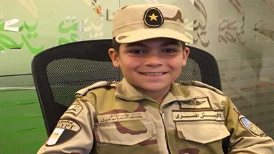 طفل يتبرع بمدخراته لصندوق تحيا مصر لتنمية سيناء