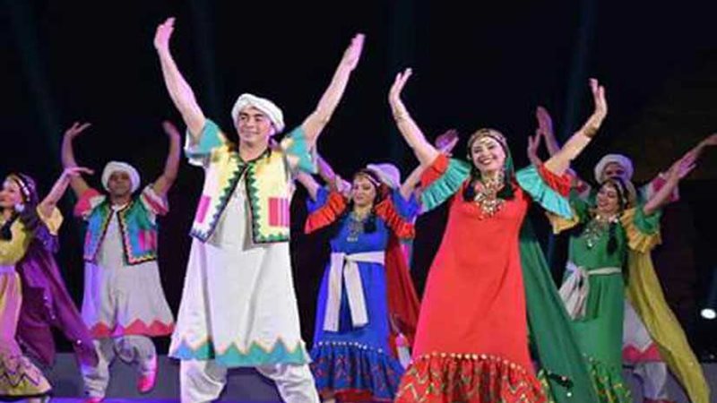 فرقة رضا تقدم رقصات