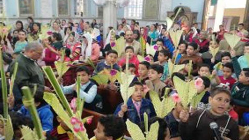 آلاف الأقباط يؤدون